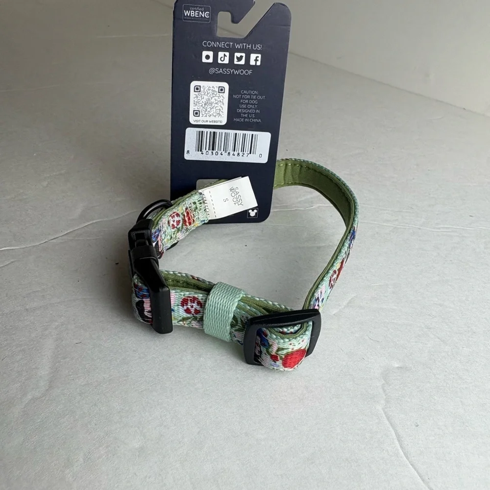 Disney Snow White Dog Collar in Green sassy Woof size small